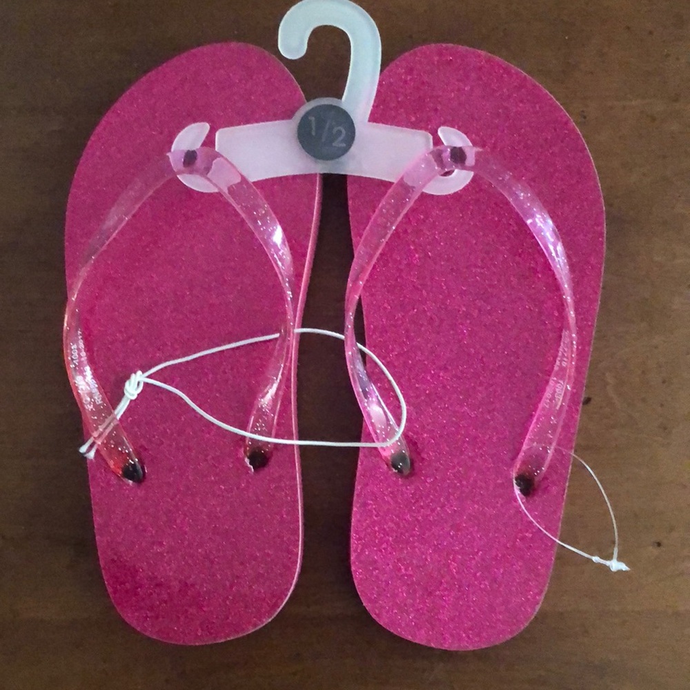 Girl’s pink sparkle flip flops sandals